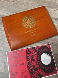 Dřevěná etue pro Lunární kalendář serie III stříbrné mince 12x 1oz Dřevěná etue pro Lunární kalendář serie III stříbrné mince 12x 1oz