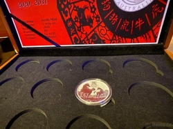 Etue Lunarní kalendář Série III  s kartou a mincí Rok koně 2026