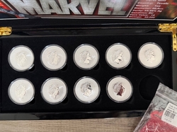 Sada stříbrných minci MARVEL 9x 1oz v etui