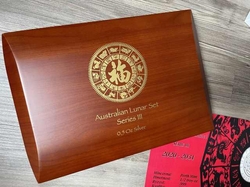 Dřevěná etue pro Lunární kalendář serie III  stříbrné mince 12x 1/2oz 